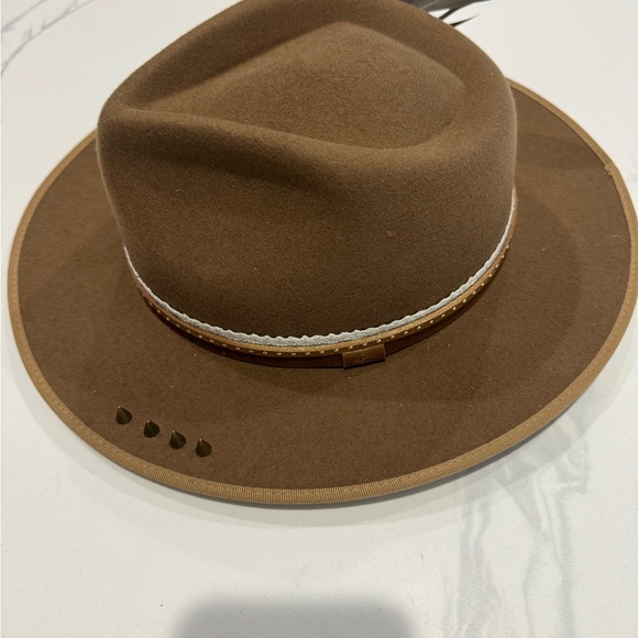 Elegant Brown Feathered Hat - Picture 3 of 4